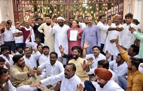 Congress leaders gave a memorandum to the Governor