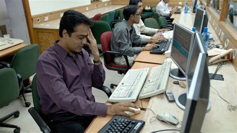 Sensex resumes downtrend after one-day hiatus, drops 300 points — 10 ...