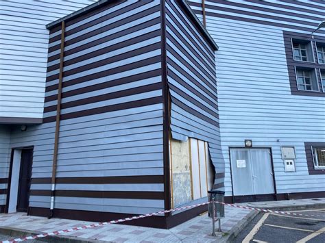 El vendaval de fin de año también daña el tejado y una de las fachadas ...