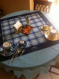 antico cortile tavola apparecchiata per la colazione tazze antico cortile tavola apparecchiata per la colazione tazze