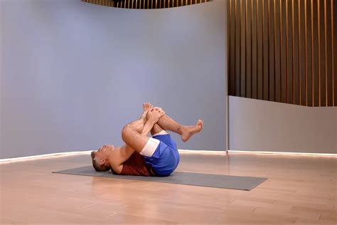 The 5 Best IT Band Stretches | The Output by Peloton