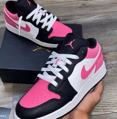 WOMENS PINK AND BLACK NIKES💙💜💙💜💙💜 | Nike shoes girls, Preppy shoes, All ...