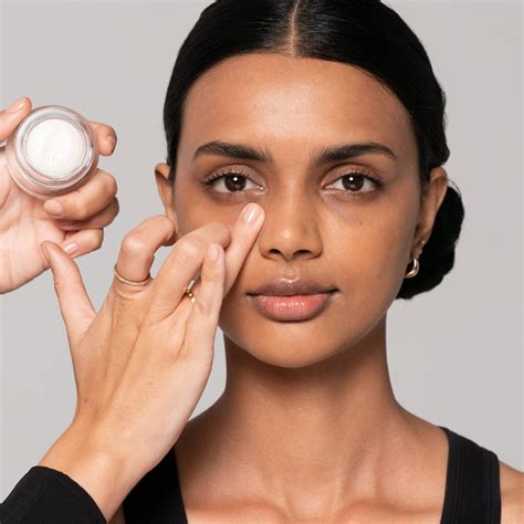 How To: Instant Dark Circle Eraser | Bobbi Brown