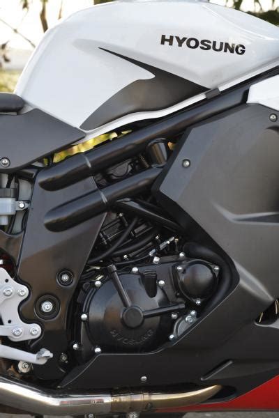 Hyosung GT650R Price 2021 - GT650R Bike Variants, Mileage and Colors ...