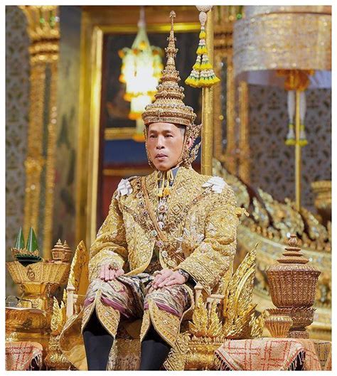 泰国王室官宣国王王后最新肖像照！一身金色裙，比当时贵妃都惊艳_苏提达