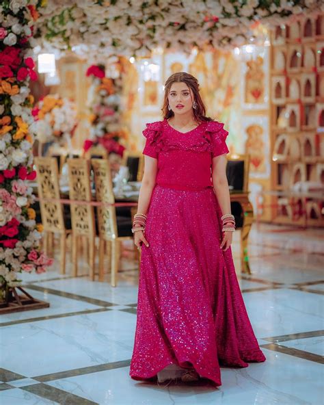 Kanwal Aftab And Zulqarnain New HD Pictures From Sehar Hayat Mehndi | Reviewit.pk