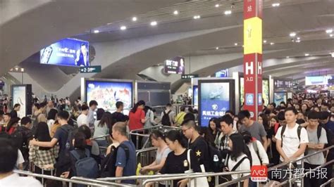 国庆假期最后一天，广州返城人潮来了，火车站、南站地铁限流_ 记者