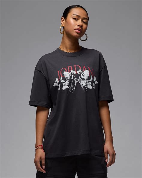 Jordan Women's Oversized Graphic T-Shirt. Nike IL