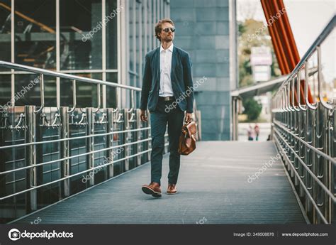 Businessman Walking 的图像结果