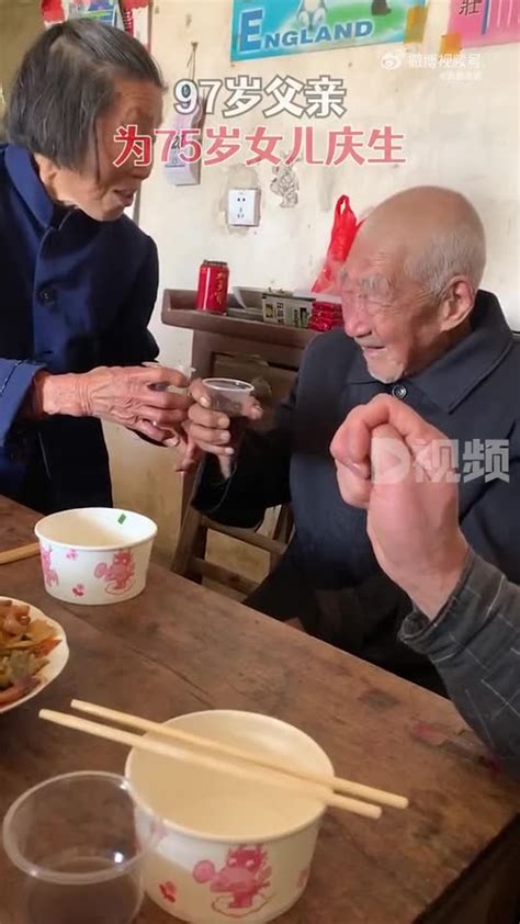 97岁父亲为75岁女儿庆生：一家人五世同堂-直播吧zhibo8.cc