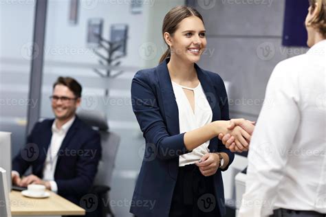 Business Shaking Hands 的图像结果