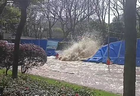 复兴中路近茂名南路水管被挖断 抢修部门赶赴现场抢修_市民_道路_积水