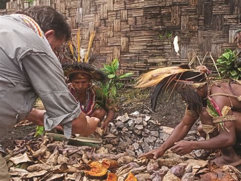Tourist Meeting Local 的图像结果
