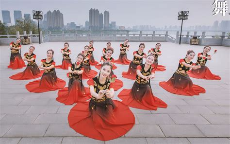 适合年会的民族舞《欢乐的跳吧》女生群舞【单色舞蹈】_哔哩哔哩 (゜-゜)つロ 干杯~-bilibili