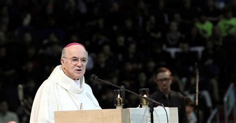 El archienemigo de Papa Francisco, el arzobispo Viganò, es declarado ...
