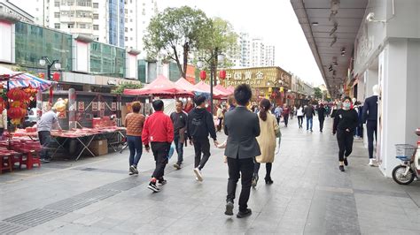 东莞南城富民商业步行街，莞城区最热闹的步行街，很有过年的氛围_发展