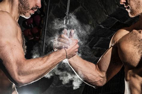 Back Arm Handshake 的图像结果