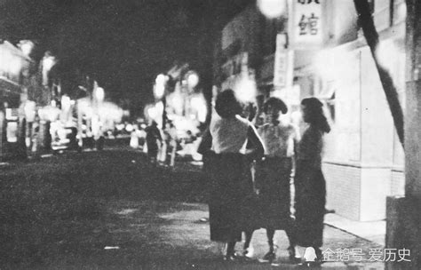日本公娼废止后的夜晚站街女 孩子中间也流行扮演夜娼