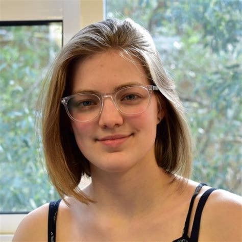 Eléna - Basic computer teacher - ₹2230/h