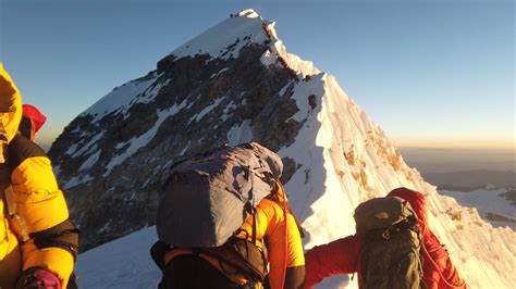 La cima del Everest y sus embotellamientos mortales - France 24