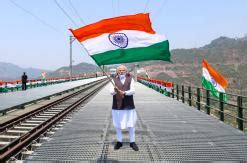 PM hoists Tricolor at iconic Chenab Rail bridge, message to Pakistan ...
