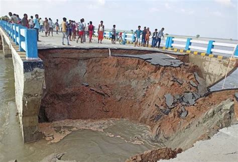印度民众亲眼目睹，大桥坍塌砸向恒河！耗资171亿卢比，长3.1公里，去年已塌过一次……