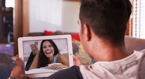 5 अशा टिप्स ज्या लॉन्ग डिस्टन्स रिलेशनशिप टिकवून ठेवण्यास मदत करू शकतात ...