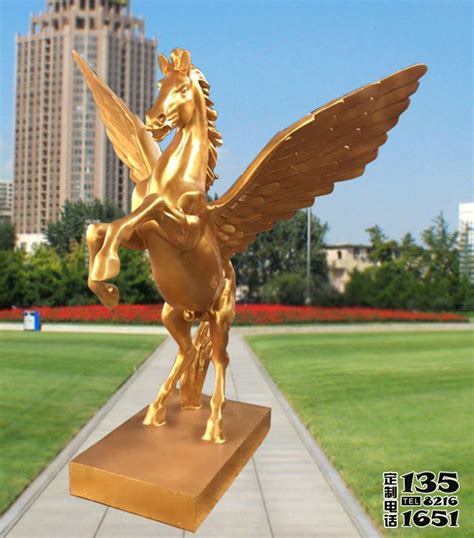 小区广场摆放的金色起飞的玻璃钢喷漆飞马雕塑-央美雕塑