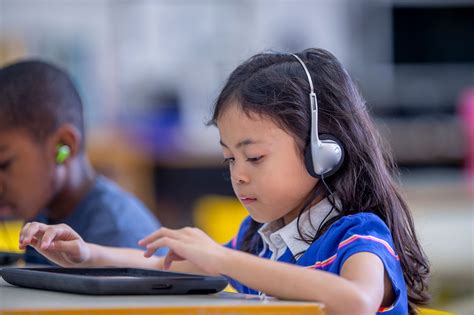 Elementary Students Using Technology 的图像结果