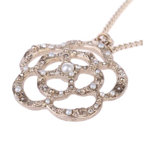 『珠宝』Chanel 推出 Camélia 新作：旋动的山茶花 | iDaily Jewelry · 每日珠宝杂志