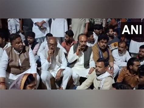 Digvijaya Singh reaches Khajuraho police station with body of Congress ...