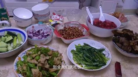 东北小夫妻在家做了8个菜，师傅来家里吃饭，在家做饭吃经济实惠,三农,农家美食,好看视频