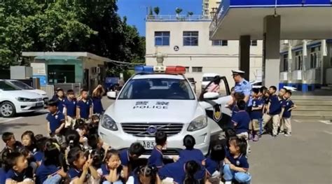 郑州一交警实测SUV视野盲区能藏75个孩子，在车里一点都看不见！-千里眼视频-搜狐视频