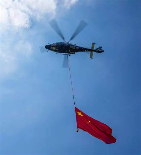 上海公安警航直升机挂国旗巡飞-中国长安网