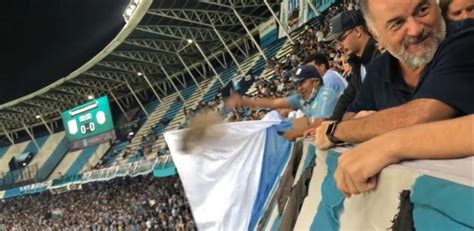 Tira las cenizas de un familiar desde la grada y en pleno partido