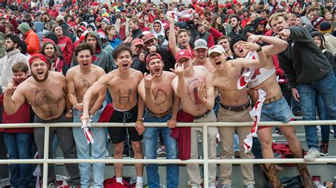 How to do the Arkansas football 'Woo Pig Sooie' chant?