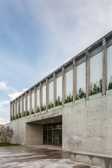 Gallery of Escuela Banciaria y Comercial Aguascalientes / Ignacio Urquiza, Bernardo Quinzaños ...