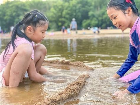 广州夏日亲子玩水好去处，河边抓虾，摸鱼、踩水，太好玩了_帐篷_河滩_花布