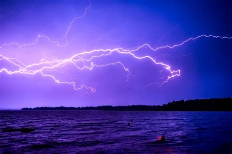 Lightning Over Water 的图像结果