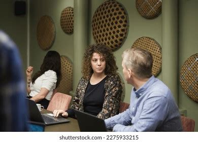 Business People Talking 的图像结果