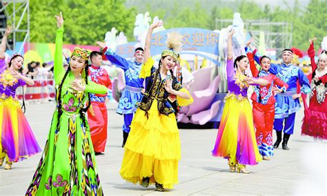 新疆维吾尔族家庭四代善举相传成当地“爱心驿站”_新浪新闻