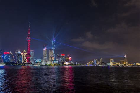 外滩灯光秀嗲爆！“拉链式”过马路重现，武警人墙成了网红景点！_上海