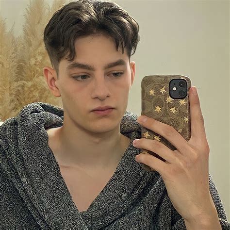 Pin by Wongsatorn Kawsiri on Hairstylist | Wavy hair men, Men hair ...