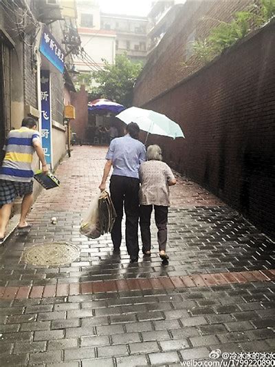 女民警雨中为拾荒老人撑伞获网友点赞(图) - 社会 - 东南网
