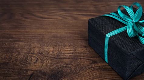 15 Birthday Gifts for Wife in India [August, 2024]