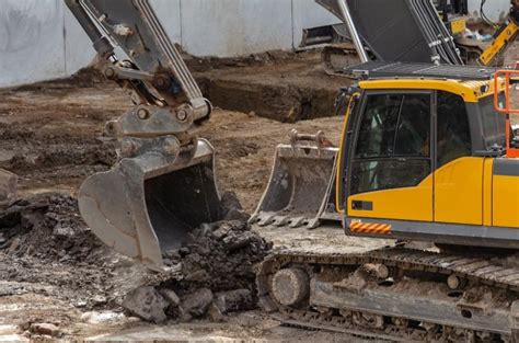 Operating a Mini Excavator 的图像结果