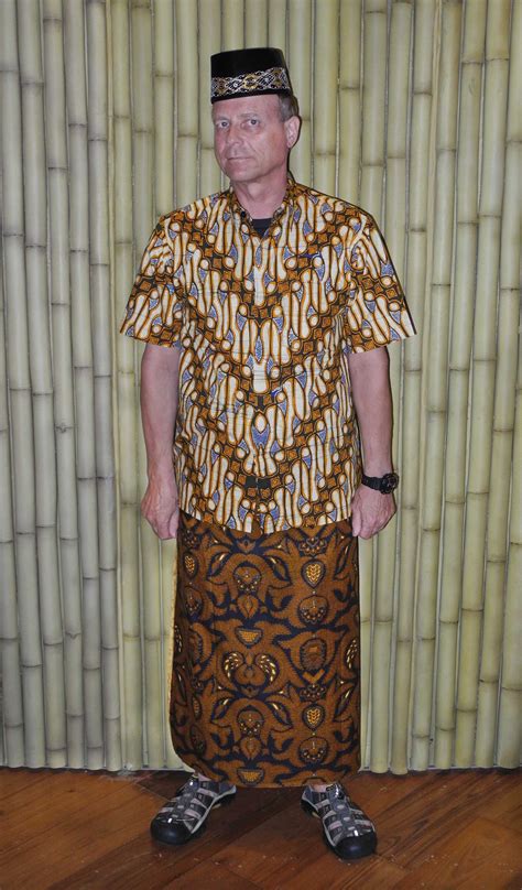 Traditional indonesian attire for men. | Traditionell