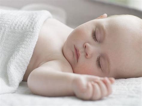 2个月婴儿睡眠浅易醒（睡20分钟就醒的宝宝）-幼儿百科-魔术铺
