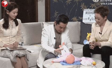 胡歌现场演示给宝宝换尿布 透露只给女儿换过两次-搜狐大视野-搜狐新闻