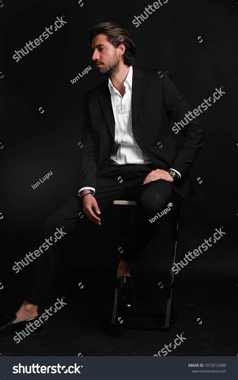 Man Business Suit HandsUp 的图像结果